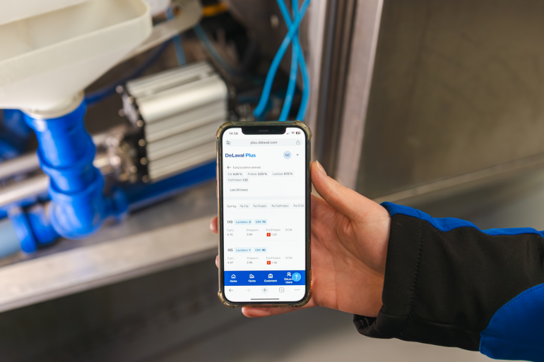 Mobiele telefoon die gegevens vanuit DeLaval Milk Solids Analysis laat zien in DeLaval Plus