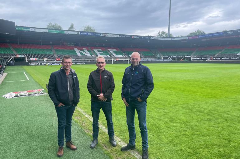 Het bezoek aan het NEC-stadion van Beste Graslandboer-deelnemers Jur Huetink, Johan Mulder en Job van de Water was een prijs van hoofdsponsor Barenbrug