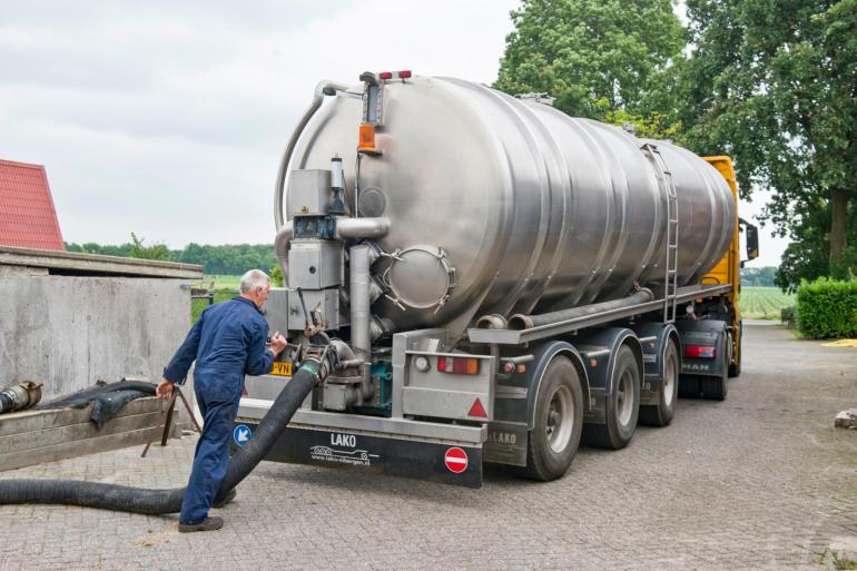 Bedrijven met een mestoverschot kunnen volgens Koeien en Kansen daarom het beste de uitstoot laag houden, omdat dit zorgt voor de minste mestafzet en minder ammoniakemissie
