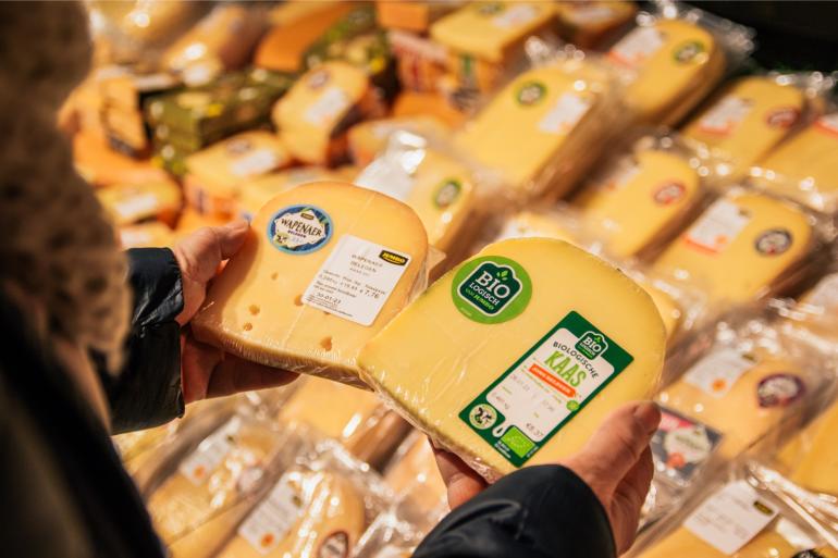 De omzet van biologisch kaas in de Nederlandse supermarkten steeg in een jaar tijd met ruim 22 procent