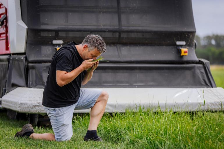 Joost van Casteren bespaarde vorig jaar 15.000 euro aan loonwerkkosten omdat er minder gras hoefde te worden ingekuild