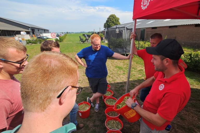 Deelnemers van de MaisChallenge laten hun mais beoordelen op droge stof en kwaliteit (foto: Limagrain)