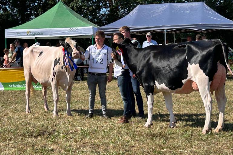 Het kampioensduo bij de vaarzen met de witte reservekampioene Rs Darla en de zwarte kampioene Dikkie 142 