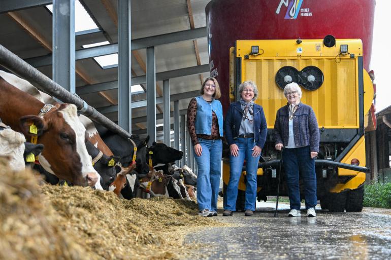Drie generaties voor de nieuwe openfrontstal en voermengwagen