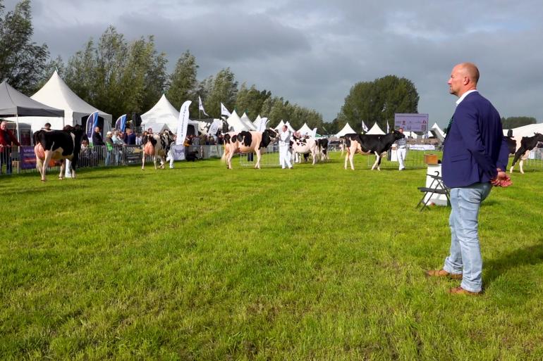 De jury kijkt met volle aandacht naar de deelnemers in Hoornaar