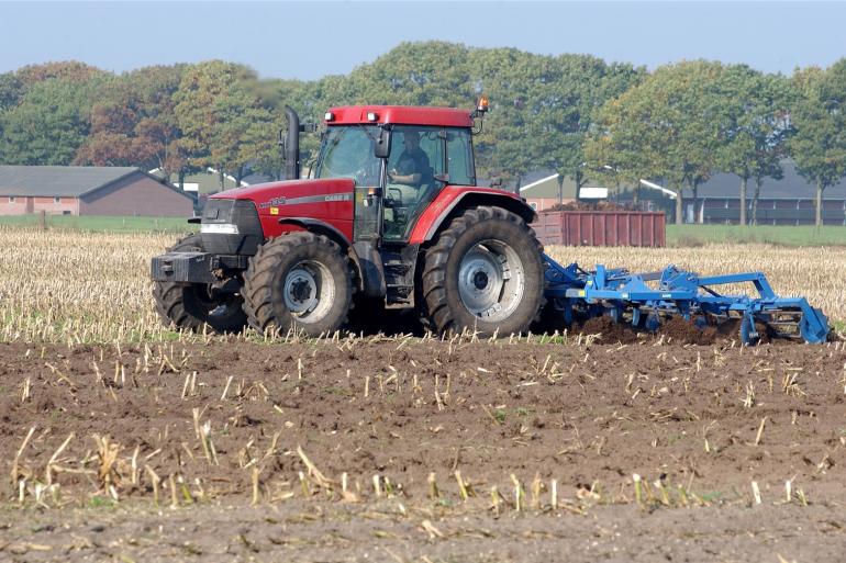 De cijfers tonen dat de grondprijzen per provincie ver uiteenlopen. Flevoland is met 221.400 euro koploper, gevolgd door Noord-Brabant met 125.400 euro en 121.400 euro. Friesland is het goedkoopst met 73.400 euro