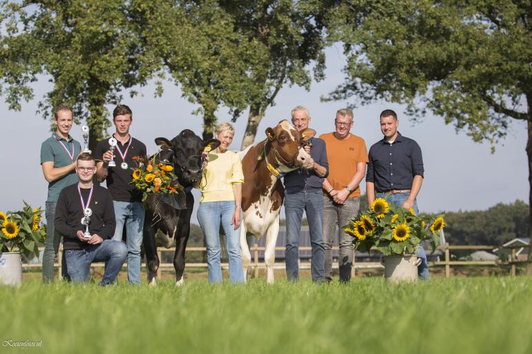 De winnaars van het NK veebeoordelen 2026: op de foto van links naar rechts Martin de Man, Johan Duindam (zittend) en Jarwin de Man, rechts op de foto juryleden Jan Wouter van Noord en Hielke van der Gaast (foto: Teus van Herk, Koeienfoto’s.nl)