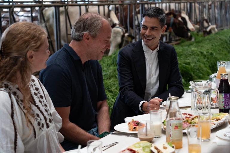 Ronald Pelgrom (in het midden) in gesprek in zijn stal met minister-president Rob Jetten (foto: Rijksoverheid)