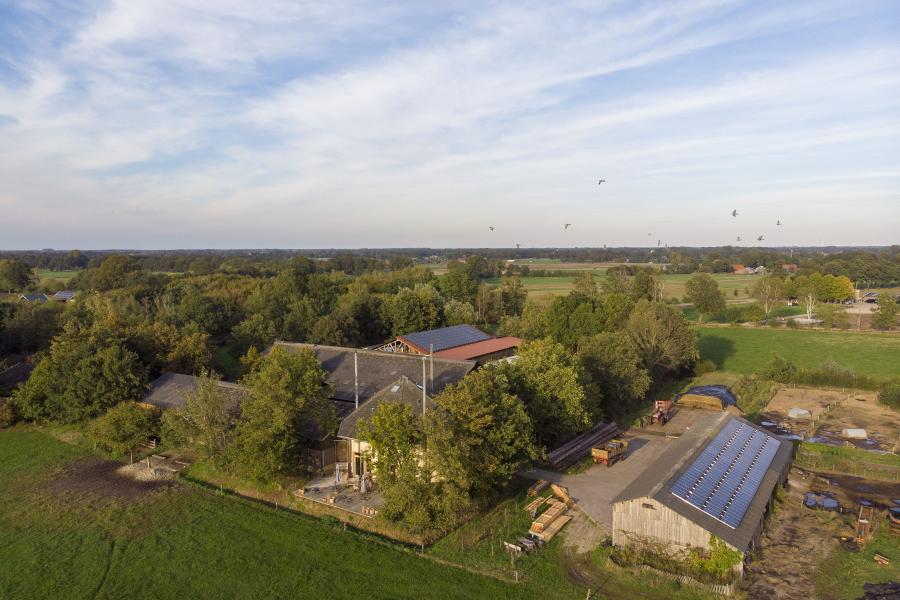 Op de gebouwen liggen zonnepanelen voor de eigen energievoorziening