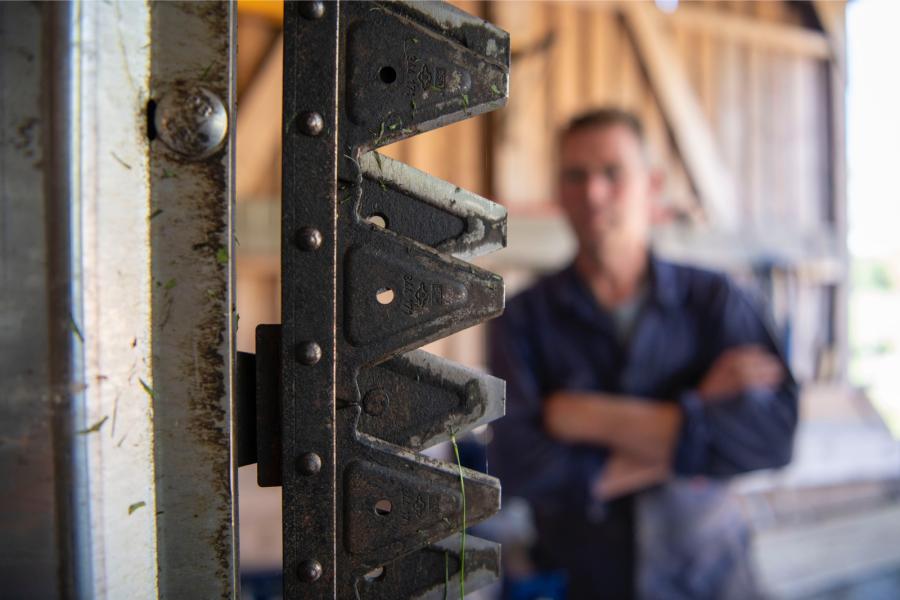 Om brandstof te besparen is dit jaar een moderne maaibalk aangeschaft. Met een maaier voor en naast de trekker is de totale maaibreedte 6 meter. Het systeem vraagt 80 procent minder vermogen dan een traditionele maaimachine