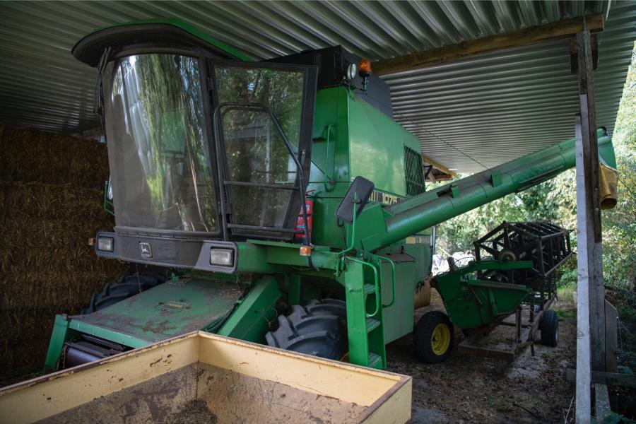 De familie Arink teelt al het krachvoer voor de koeien en varkens zelf. De granen zoals rogge, haver en spelt en peulvruchten als lupines, akkerbonen en erwten worden droog gedorst met een eigen combine