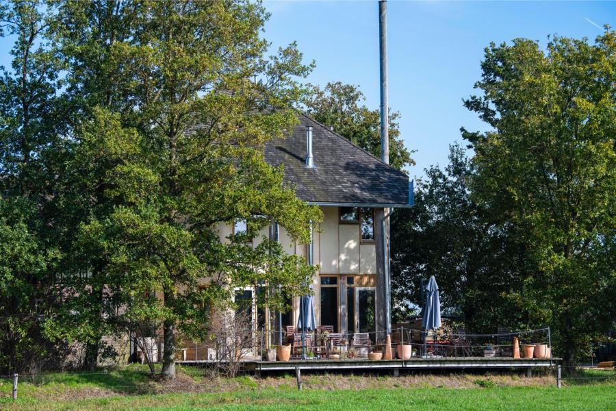 Zeven jaar geleden werd op het geraamte van een oude hooiberg met duurzame bouwmaterialen een gastenverblijf gerealiseerd. Het gebouw heeft vijf kamers een een gemeenschappelijke ruimte die ook wordt verhuurd voor feestjes of bijeenkomsten