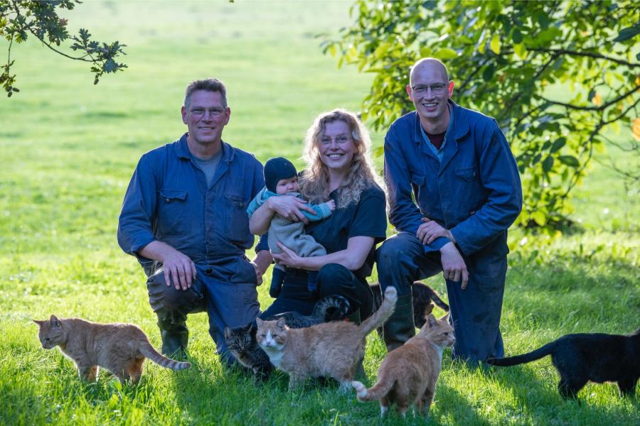 Ekoboerderij Arink wordt gerund door John Arink samen met zijn vrouw Liane (niet op de foto), schoondochter Annerein en zoon Tim