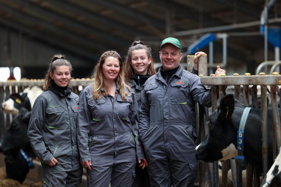 Darin en Sandra Oortwijn-Hellingman hebben vier dochters, van wie de jongste twee graag het bedrijf willen overnemen. Marly (links) en Wendy (rechts) zijn al in maatschap met hun ouders en  nemen onder andere het melken voor hun rekening