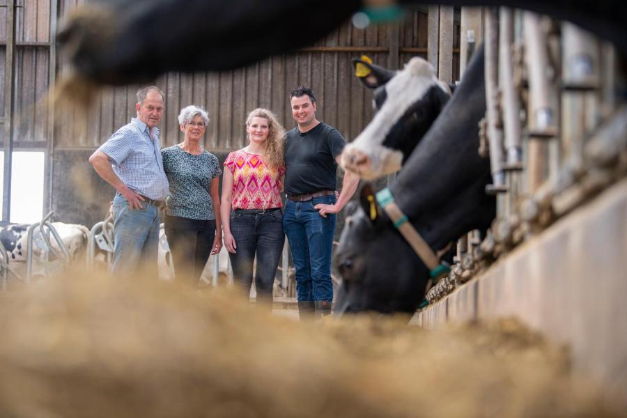 Rutger Prins (rechts) boert in een VOF met zijn vrouw Willeke, moeder Herma en vader Asje