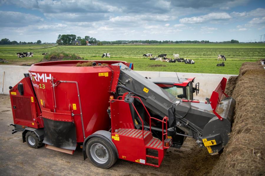 De koeien worden twee keer per dag gevoerd. De familie Prins heeft hiervoor onlangs een nieuwe zelfrijdende voermengwagen gekocht