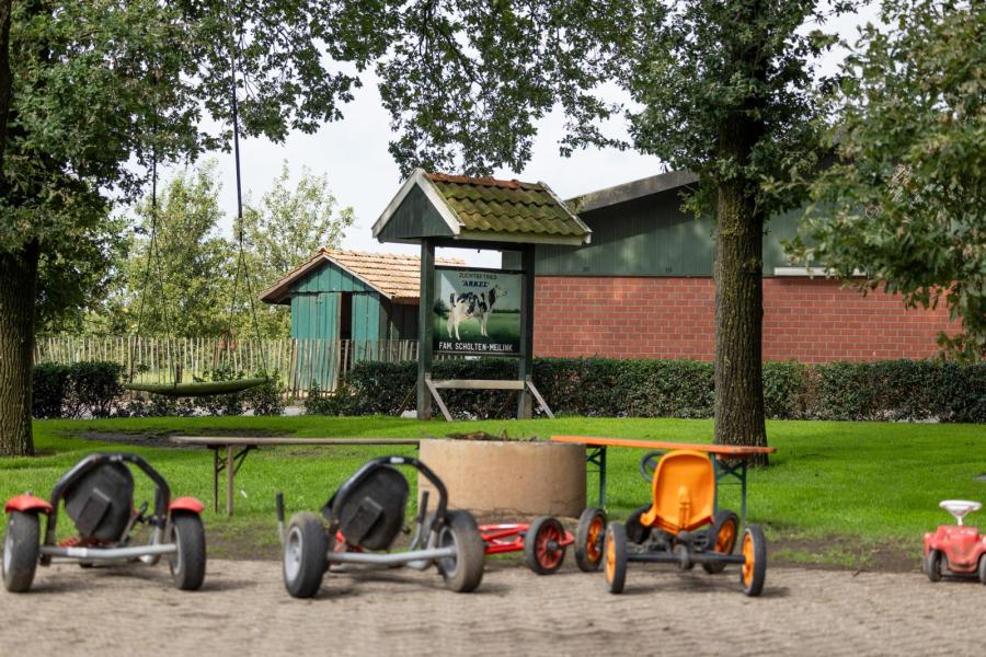 Dat de familie Meilink de kost haalt uit de melkproductie is niet altijd zo geweest. Toen de melkprijs heel laag lag, bijna op 20 cent, startten ze met kinderfeestjes