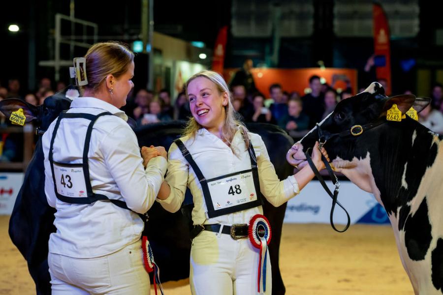 In de ring voor de exterieurkeuring jonge dieren werd op links Koarnwert Tonia 236 van mts Bakker de kampioen en op rechts Becel 74 van mts Van Ginkel-Iglesias reservekampioen