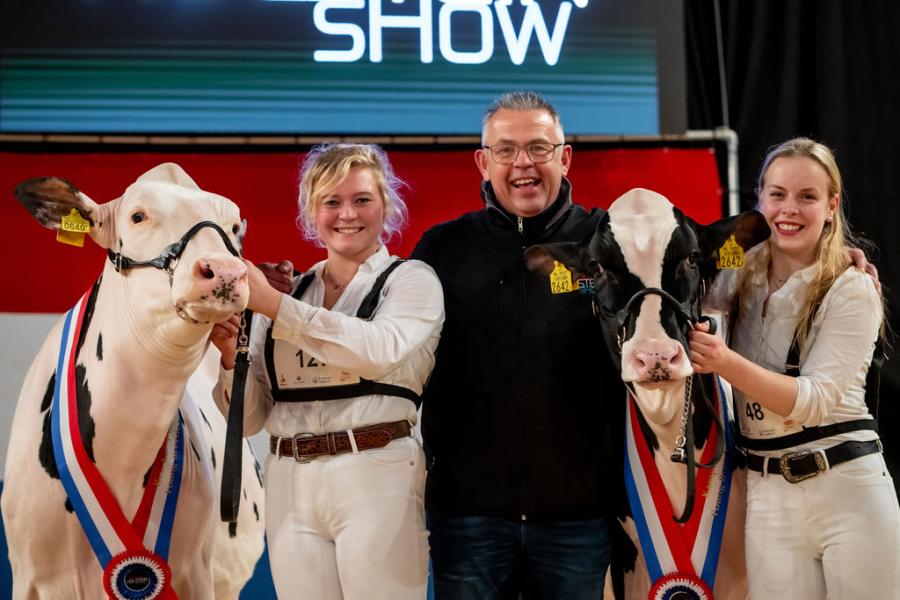 Bij de senioren showmanshipcompetitie werd Elise van Ginkel (rechts) uitgeroepen tot kampioene, Jo-anne van Zetten (links) werd reservekampioen