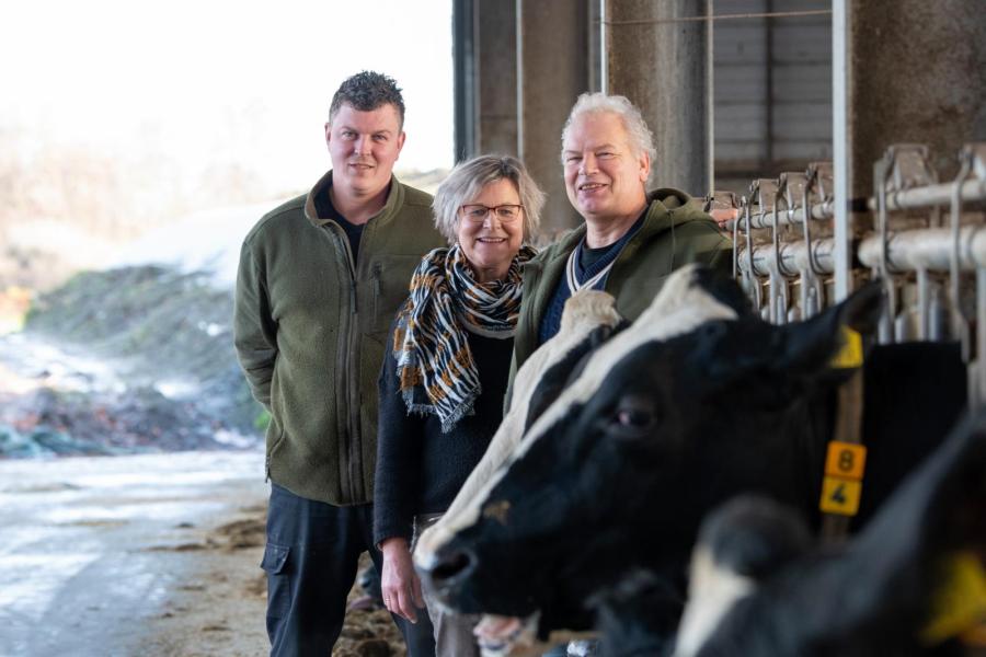 Joël en zijn ouders Henco en Rita van Zijtveld-Bos melken 120 koeien in De Glind