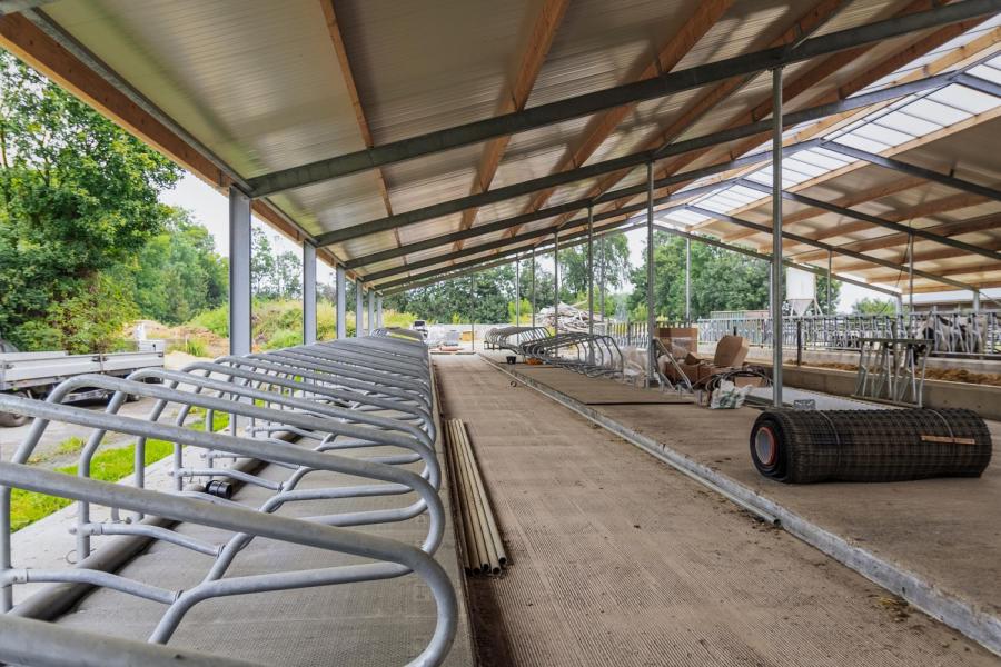 De locatie waar Groeneveld nu koeien melkt, is nog volop in ontwikkeling: de oude ligboxenstal komt in gebruik als jongveestal