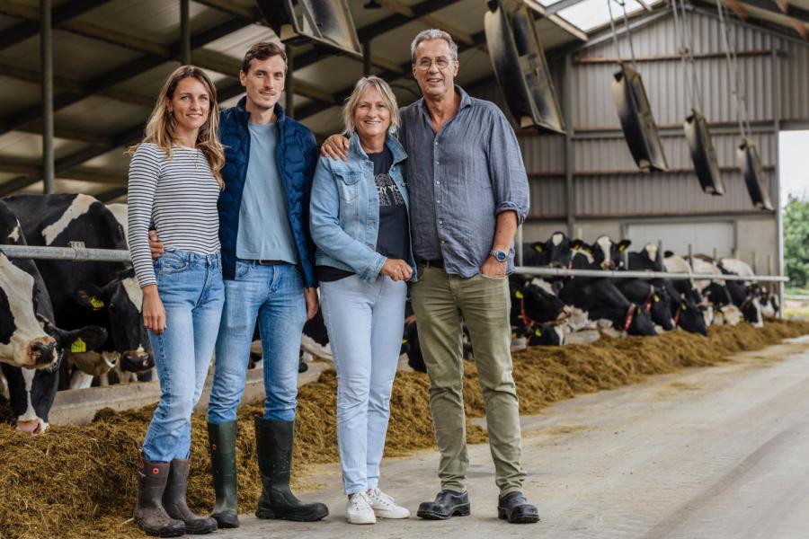 Van jongsaf aan hadden Kees en Astrid Groeneveld de droom om ooit zelf te boeren. Ze startten met geiten en vleesvee en sinds juni melken ze ook koeien. Zoon Willem en zijn vrouw Bianca zijn verantwoordelijk voor de dagelijkse bedrijfsvoering op het melkveebedrijf