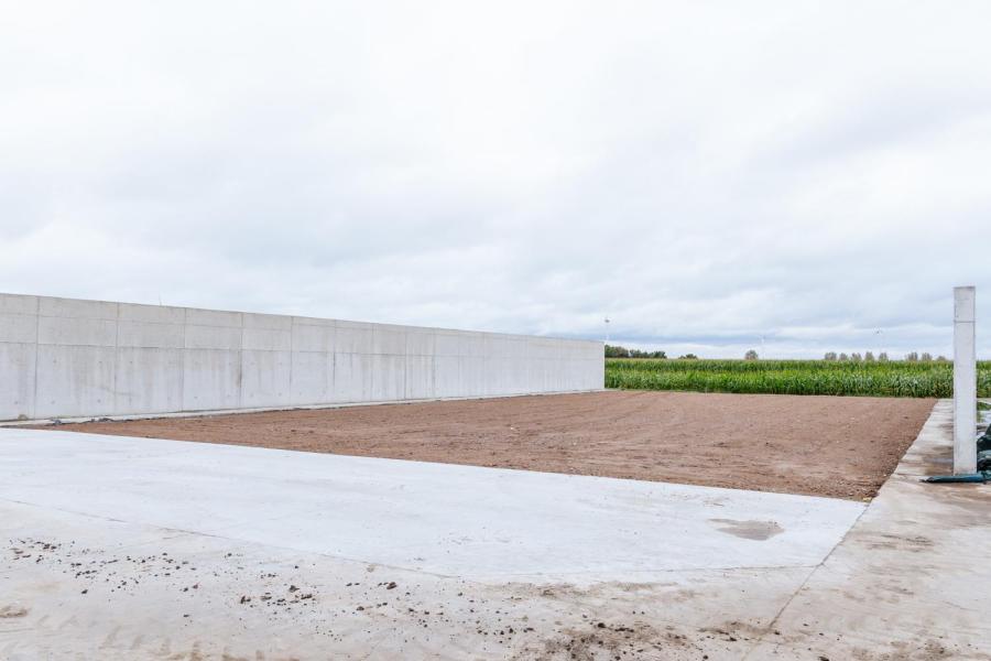 Met deze sleufsilo (25x48x4 meter) in aanbouw kan Dams dadelijk ook zijn tweede locatie bevoorraden