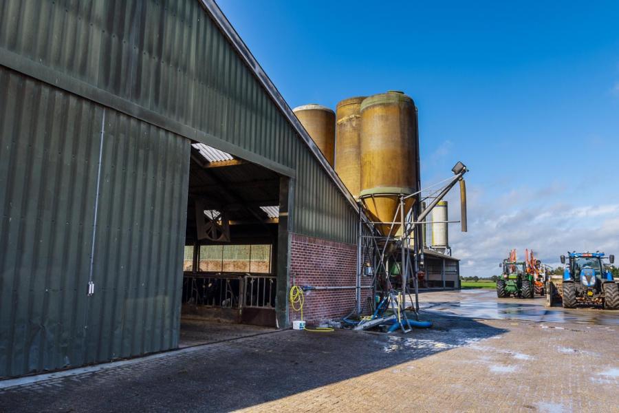 De mestput zat dit voorjaar overvol. Door verhuizing van het jongvee naar een andere stal, heeft Dams zijn mestcapaciteit wat uitgebreid