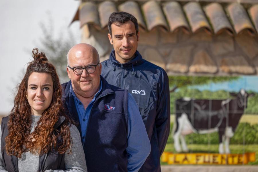 Eigenaar Miguel Angel staat in het midden, met voor hem zijn dochter Laura en achter zijn neef Mario die ook betrokken zijn bij het bedrijf