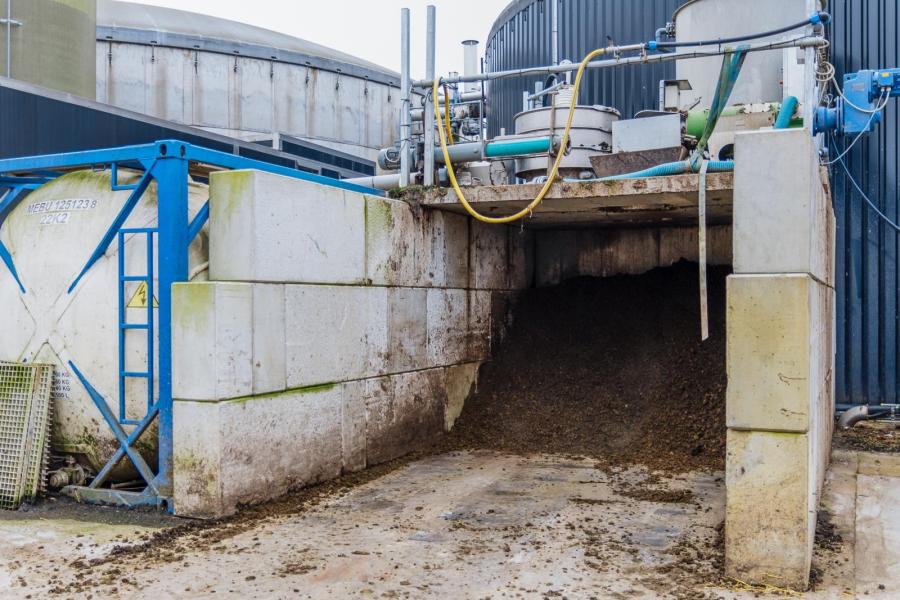 Een deel van het digestaat scheiden de veehouders in een dunne en een dikke fractie. De dikke fractie wordt deels benut als boxstrooisel maar wordt ook afgezet naar tuinders in de omgeving. 