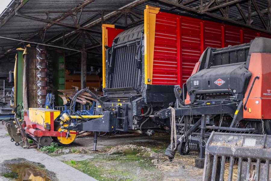 De veehouders voeren het landwerk grotendeel in eigen beheer uit en hebben de beschikking over een modern machinepark. Zo zijn de trekkers uitgerust met GPS.