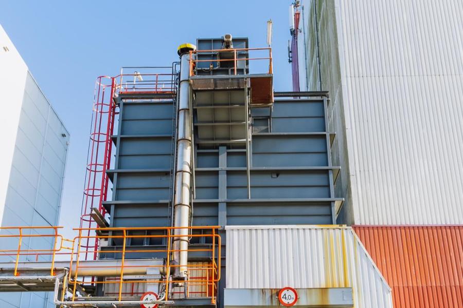 De vezels gaan in een centrifuge, waardoor de aardappelpersvezels ontstaan. Jaarlijks levert Avebe zo’n 300.000 ton van deze vezels in Nederland. De aardappelpersvezels worden opgeslagen in een bunker boven de verlaadplaats