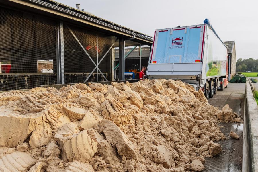 Bij de veehouder lost de chauffeur de aardappelpersvezels in de sleufsilo of in een  slurf. Door de goede conserveringseigenschappen wordt het product ook gebruikt om bijvoorbeeld graskuilen, maiskuilen en stapelbare vochtrijke diervoeders mee af te dekken