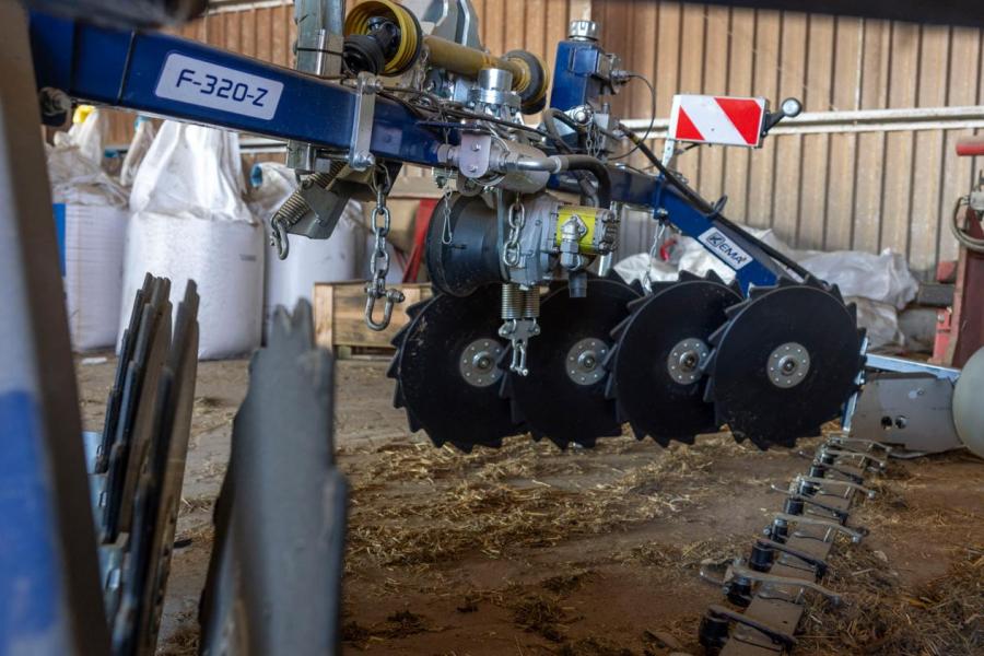 Nadat de derde snede is ingekuild wordt al het gras via stalvoeren vers gevoerd. De inzet van een messenbalk zorgt er voor dat er geen grote trekker nodig voor het stalvoeren. Het vers inzetten van het najaarsgras zorgt voor een effectieve benutting van het eiwit.