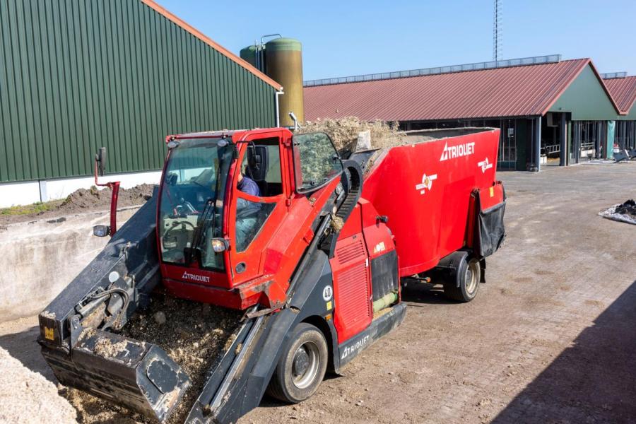Warner van Schot neemt dagelijks het voeren voor rekening met de zelfrijdende voermengwagen. 