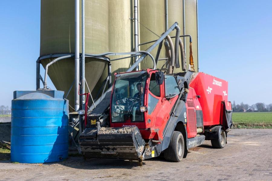 In het rantsoen zit per koe ook 0,5 kg tarwegistconcentraat.