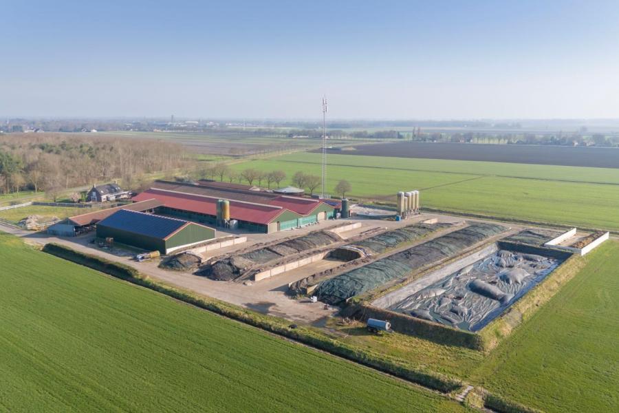 Er is veel opslagcapaciteit voor gras en mais. De 12.000 kuub mestopslag is voldoende voor 14 maanden. Het geeft ook ruimte om op het juiste moment voldoende mest te hebben om mest aan te kunnen bieden aan akkerbouwers. 