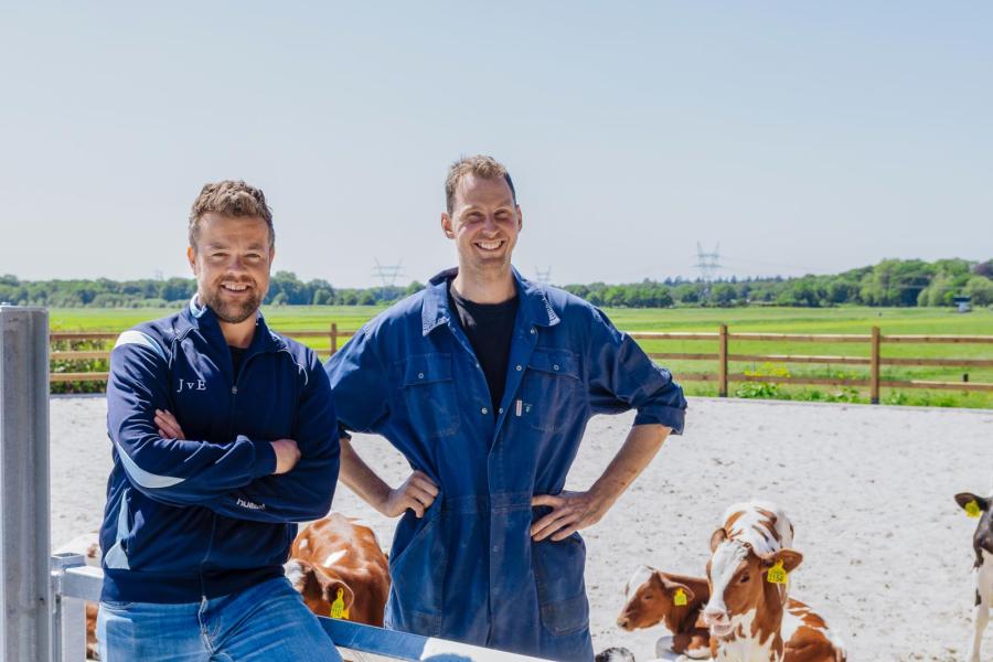 Van Emst beheert het bedrijf samen met bedrijfsleider en mede-vennoot Niels Bloo, zes vaste medewerkers en meerdere losse krachten