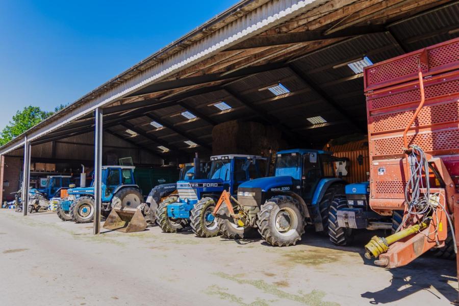 Vrijwel alle werkzaamheden worden in eigen beheer uitgevoerd. Het bedrijf heeft dan ook een uitgebreid machinepark