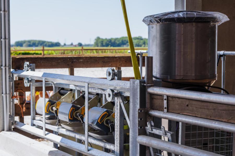 De drinkautomaat is via een rail verplaatsbaar tussen buiten en binnen