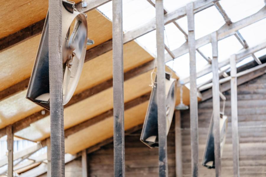Een serie ventilatoren zorgt voor extra luchtverplaatsing. De koeien krijgen in de ochtenduren zes uur weidegang.