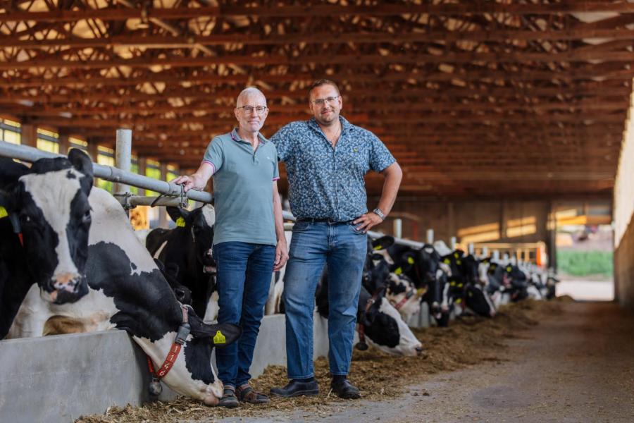 Sven Bakker (r) heeft het bedrijf samen met zijn vrouw Daphne recent overgenomen van zijn oom Theo (l)