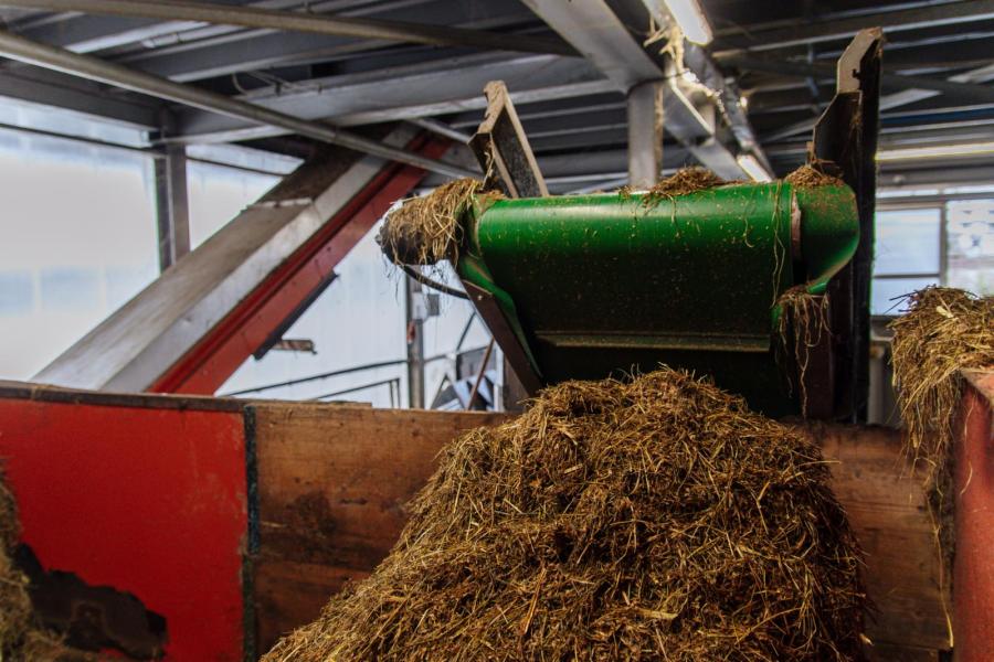 Op de middelste verdieping wordt de mest gescheiden, het voer gemengd, melk verwerkt, regenwater gezuiverd en havenwater ontzilt