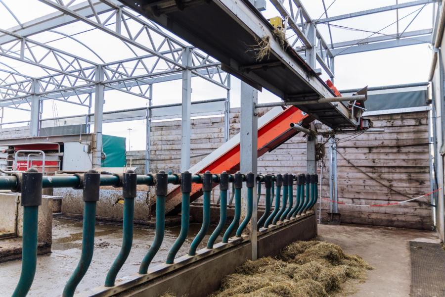 Via voerbanden komt het voer op de bovenste verdieping van de drijvende boerderij terecht
