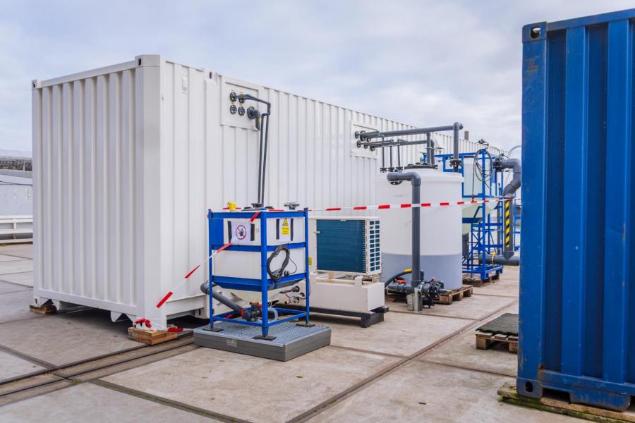 De urine gaat vanuit de mestscheider naar containers op de kade. Daar worden het natrium en kalium verwijderd en wordt het water gezuiverd. Van de droge fractie proberen de ondernemers bouwmaterialen te maken