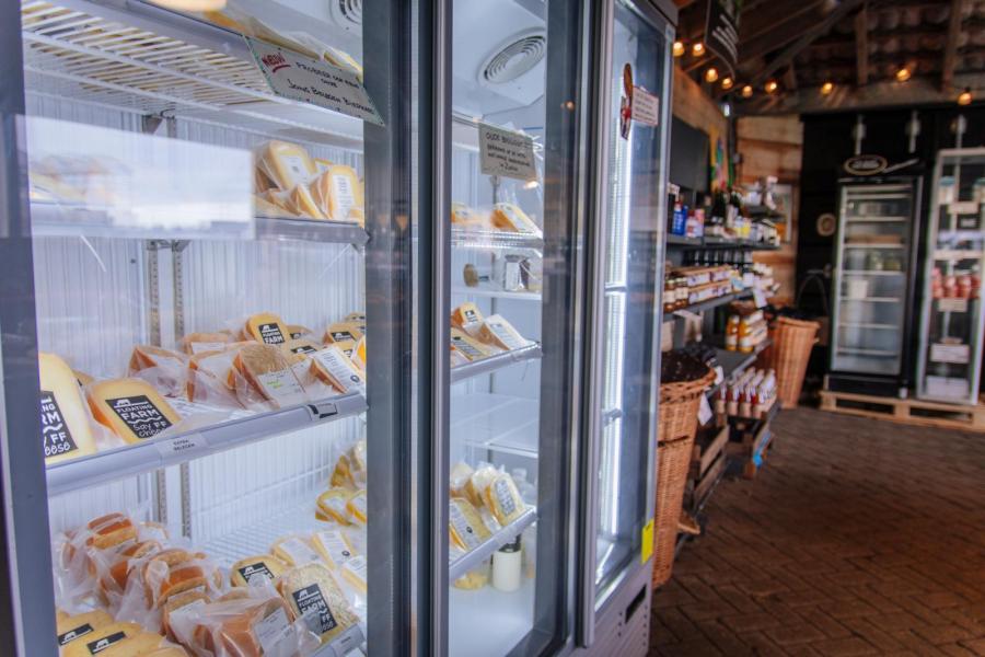 Alle zuivelproducten en kazen worden rechtstreeks verkocht. De boerderijwinkel op de kade is geliefd en koffietentjes in de stad zijn dol op de volle melk voor in hun cappuccino’s