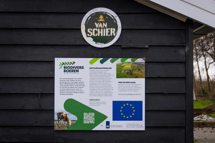 De Hagens zijn niet de enige, alle boeren op Schiermonnikoog hebben recreatie en er hangen informatieborden