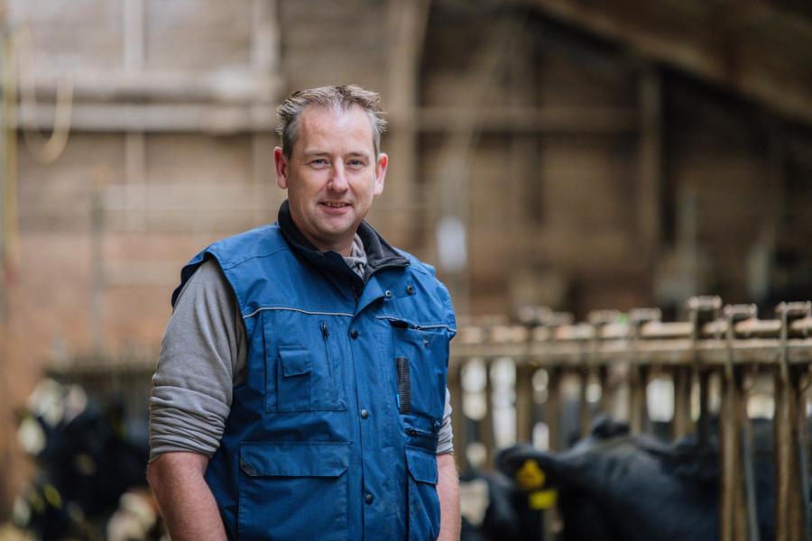Samen met zijn vader Johan en oom Kees runt Martin Hagen een jongveelocatie op Schiermonnikoog en een melkveebedrijf in het Friese Morra
