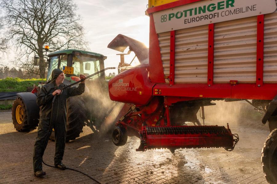 Om toch veel gras te benutten krijgen de koeien van mei tot november stalvoergras bijgevoerd. In december kan de opraapwagen weer worden schoongespoten en de loods in.