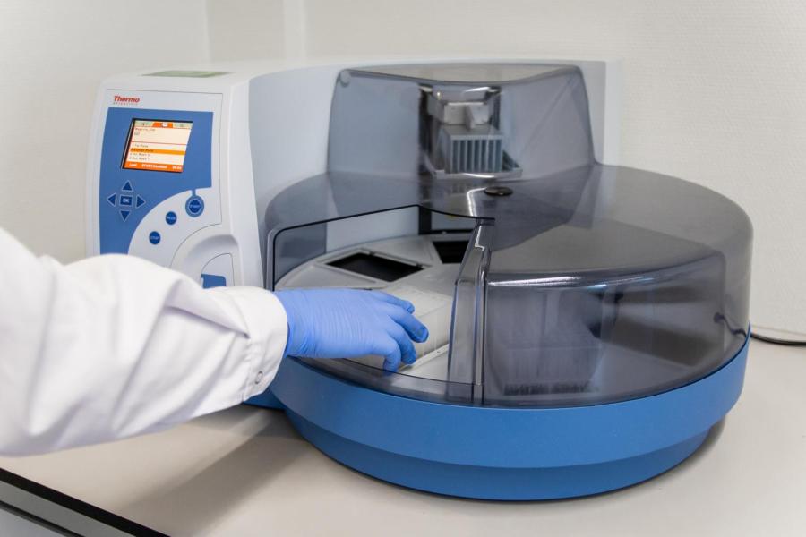 De buisjes met de DNA-oplossing worden gezuiverd in een robot. Het DNA wordt gescheiden van onzuiverheden, zoals eiwitten en zouten. Er blijft zuiver DNA over
